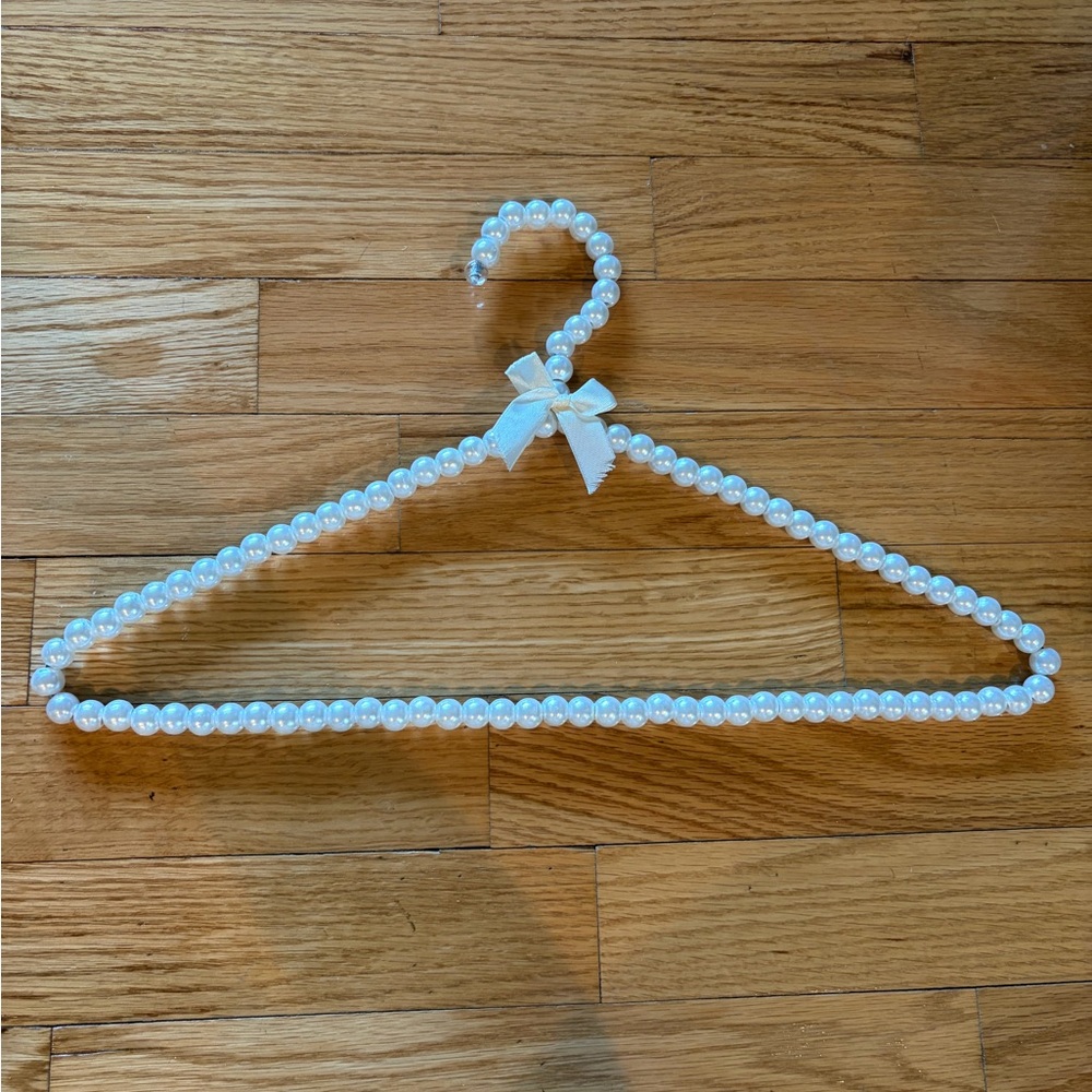 Pearl hangers with bow
